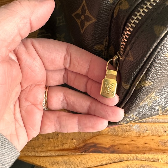 Louis Vuitton Montsouris GM in great condition! - Picture 9 of 14